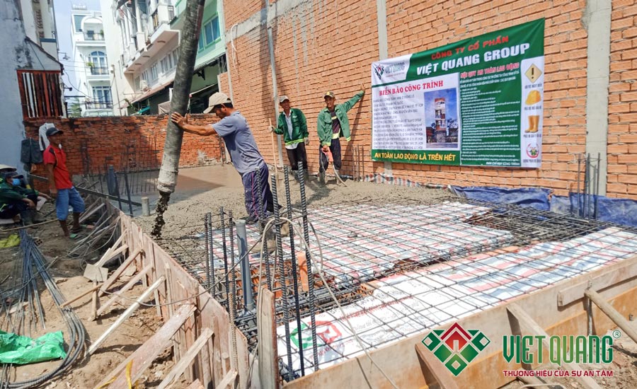 Hình ảnh công nhân Việt Quang Group đang thi công đổ bê tông móng và đáy nền sàn trệt công trình nhà anh Hưng tại Nhà Bè