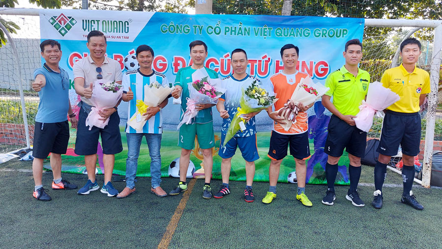 Ban tổ chức giải bóng đá tặng hoa cho Tổng Giám đốc và 4 đội trưởng cùng tổ trọng tài điều kiển trận đấu
