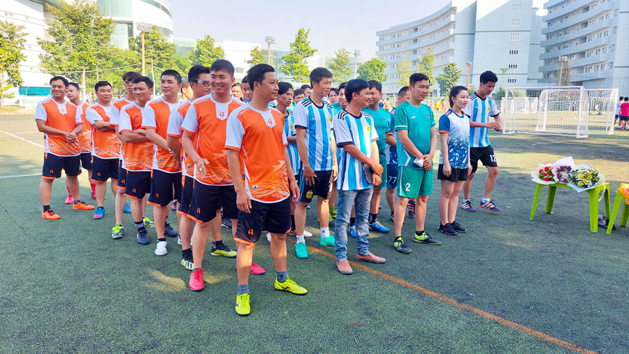 Từ bên trái qua Đội áo màu Cam là FC Quận Tân Bình, Đội áo trắng sọc xanh là FC quận 9, Đội áo xanh là FC An Bảo Khang Group (khách mời), Cuối cùng là FC quận 7