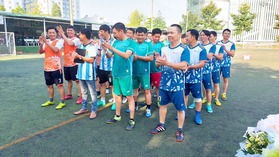 Bốn đội bóng vỗ tay chúc mừng ngày kỷ niệm và khai mạc giải bóng đá Cúp Tứ Hùng