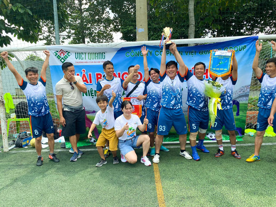 Đội FC CN quận 7 nâng cao chiếc Cúp Vô Địch, trở thành Tân Vương của giải bóng đá này