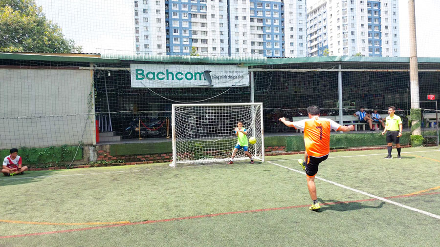 Vua Phá Lưới của giải đấu bị thủ môn FC CN quận 7 bắt bài trong pha sút penalty cân não