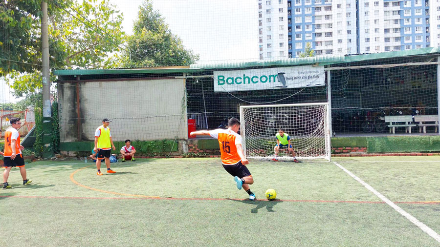 Cầu thủ FC CN Tân Bình sút penalty trong trận chung kết tranh cúp vô địch của giải đấu