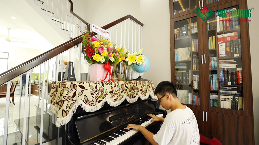 Phòng khách là nơi biểu diễn âm nhạc của người con trai và có tủ sách để đọc cho cả gia đình