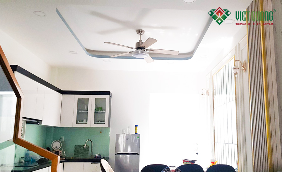 Không gian nội thất khu vực bếp và bàn ăn được thiết kế sạch sẽ, sang trọng đầy đủ ánh sáng tự nhiên