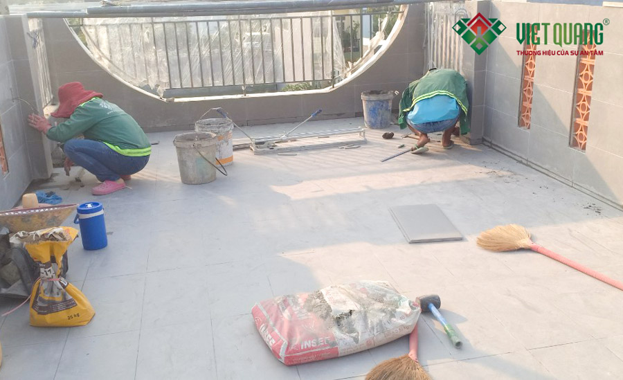 Công tác dọn vệ sinh và hoàn thiện những công đoạn cuối cùng phần ốp lát gạch sân thượng