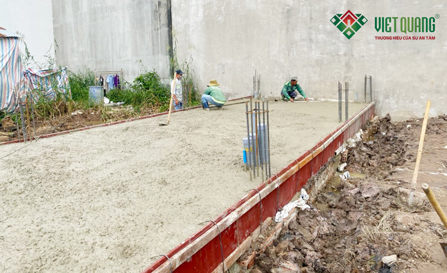Công nhân Việt Quang Group đang làm đẹp bề mặt bê tông đáy sàn trệt và móng