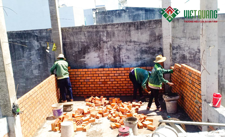 Công nhân Việt Quang Group xây tường bao xung quanh nhà bằng gạch Tuynel Bình Dương