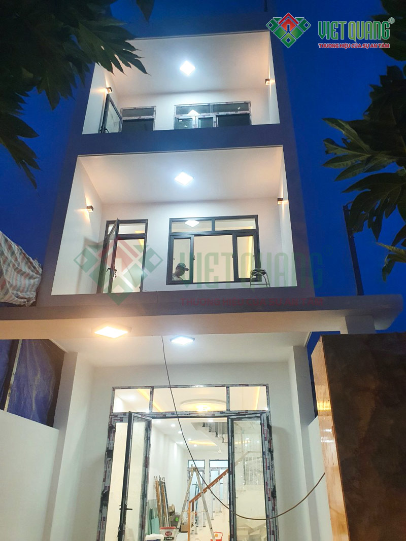Mặt tiền nhà phố 3 tầng có sân thượng diện tích 4.3x23m của anh Sơn tại quận 12 sau khi hoàn thiện vào ban đêm