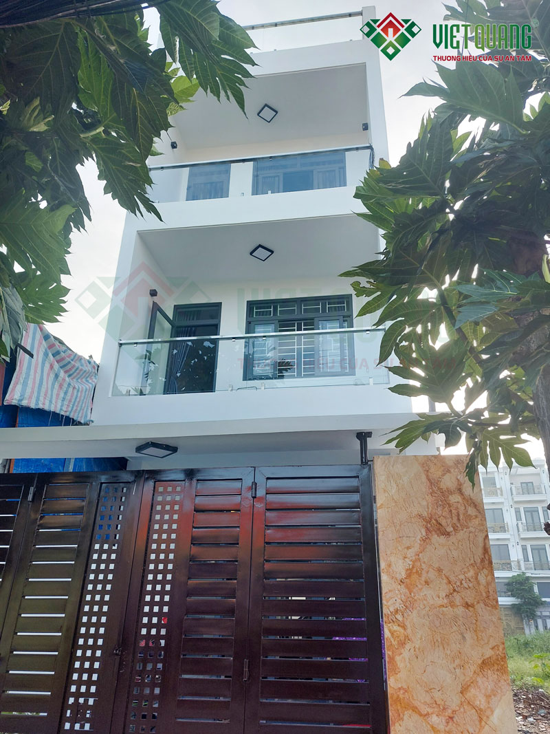 Thi công xây nhà trọn gói nhà phố 3 tầng có sân thượng 4.3x23m tại quận 12 của gia đình anh Sơn
