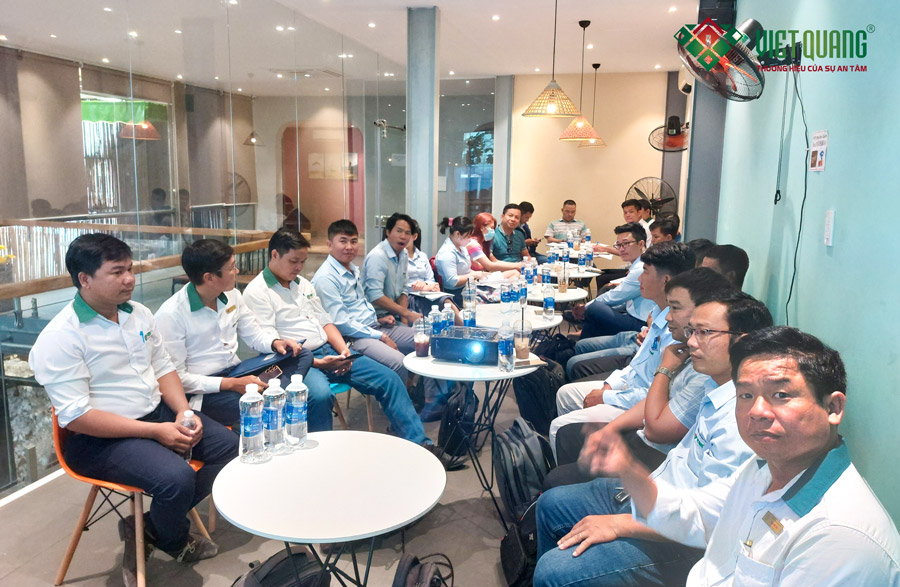 Công ty CP Việt Quang Group tổ chức cuộc họp tổng kết tháng 8 năm 2022 để công bố doanh thu và khen tưởng cá nhân xuất sắc tại một quán cafe rất đẹp quận Bình Thạnh