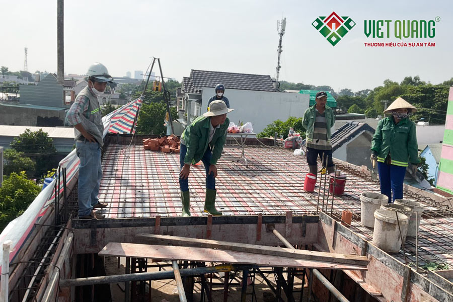 Kỹ sư và công nhân Việt Quang Group đang chuẩn bị đổ bê tông sàn lầu 3