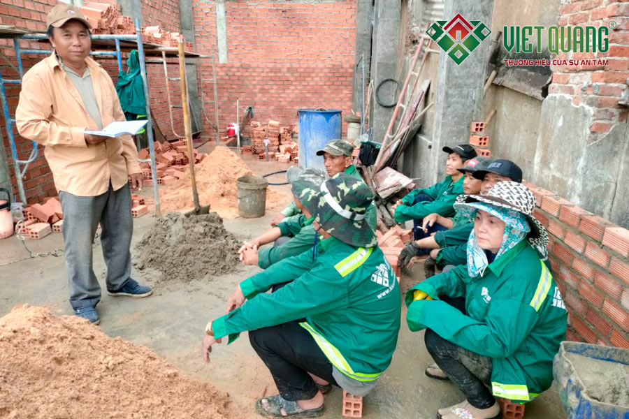 Hàng tháng vào các ngày 14 và 28, Việt Quang tổ chức hướng dẫn, nhắc nhở các vấn đề an toàn lao động cho công nhân