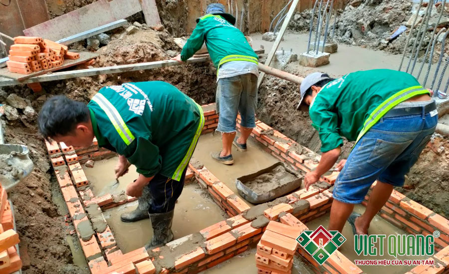 Công nhân Việt Quang Group đang thi công xây tường hầm bể tự hoại cho công trình tại quận 8, TP HCM