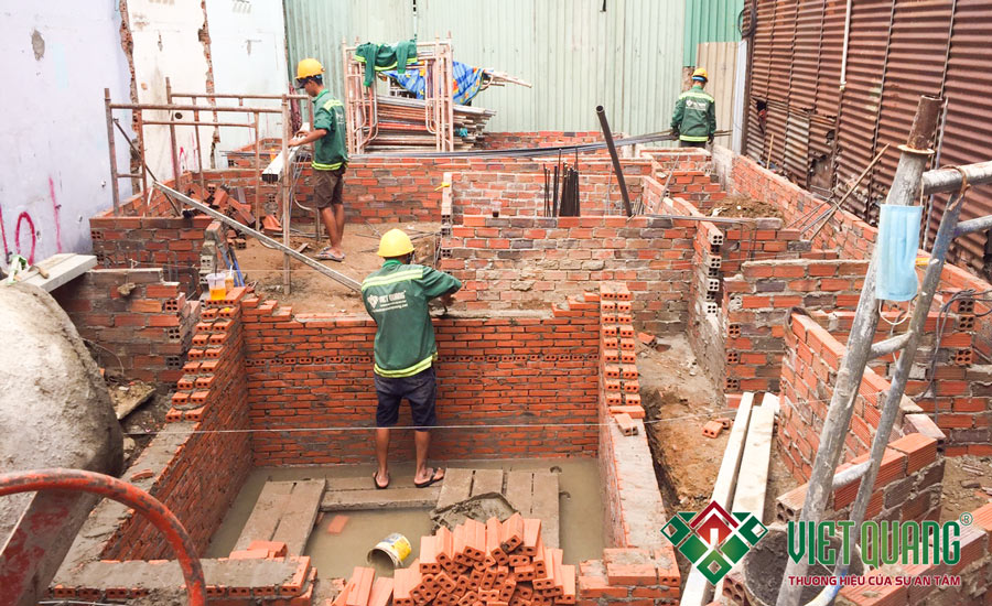 Công nhân Việt Quang Group tiến hành xây hầm phân, tường bao đài móng + giằng móng công trình nhà phố 6 tầng 6.5x14.5m ở quận 2