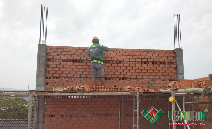 Công nhân Việt Quang Group thi công xây tường rất phẳng, mạch hồ đều và đẹp mắt
