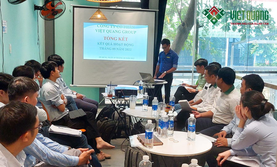 Tham dự cuộc họp tổng kết tháng 9/2022 có dự tham dự của ban lãnh đạo và tất cả giám đốc chi nhánh, giám đốc khối toàn công ty Việt Quang Group