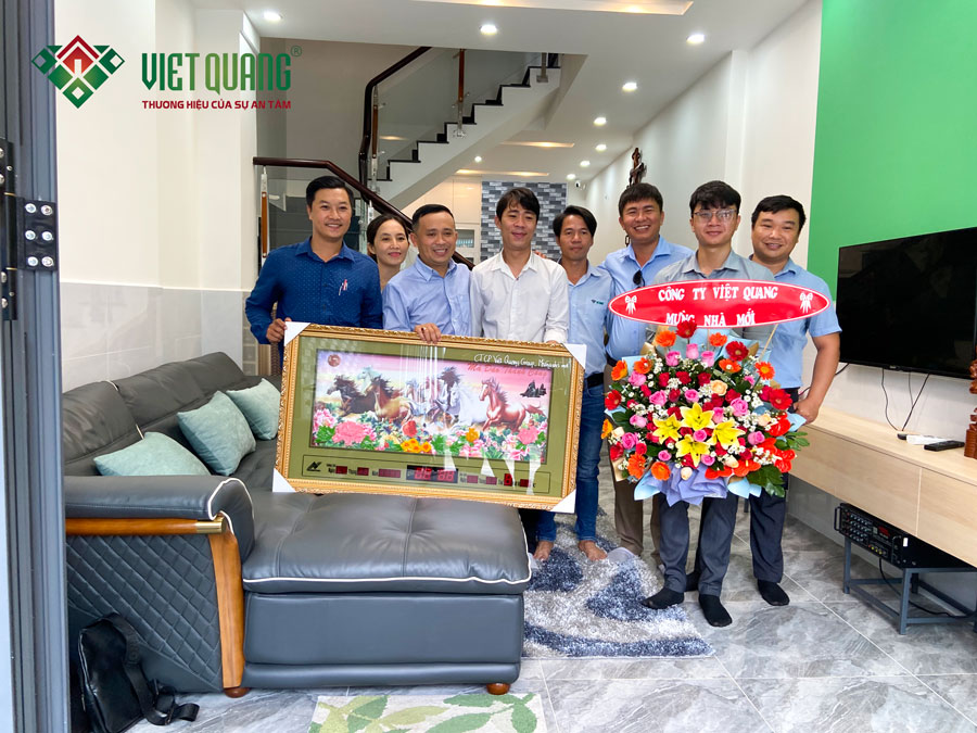 Đội ngũ Công ty Việt Quang Group đến bàn giao nhà và chúc mừng tân gia nhà mới của gia đình anh Lực tại quận 12