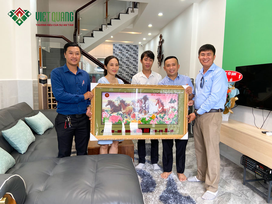 GĐCN quận Tân Bình Lê Quang Tự và GĐK. Phạm Bá Hải tặng bức tranh đồng hồ "Mã đáo thành công" mừng tân gia nhà anh Lực quận 12.