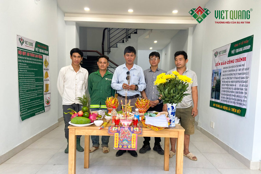 Đội ngũ Việt Quang Group cúng khởi công sủa chữa cải tạo nhà anh Lực