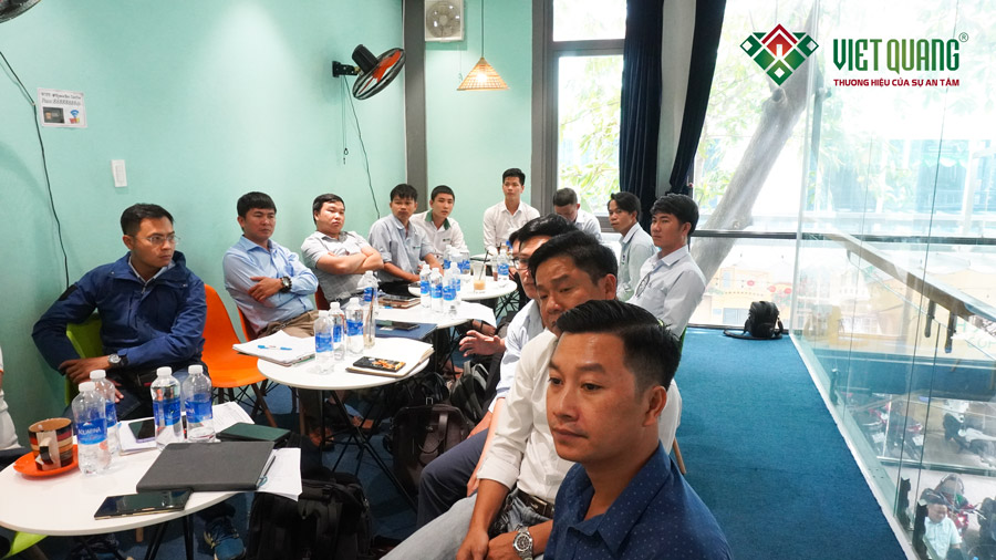 Nhân sự Việt Quang Group tham dự cuộc họp tổng kết tháng 10.