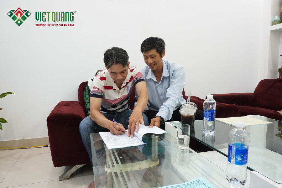 Anh Cương ngụ tại quận Tân Phú (bên trái) kí hợp đồng xây nhà trọn gói với Việt Quang Group.