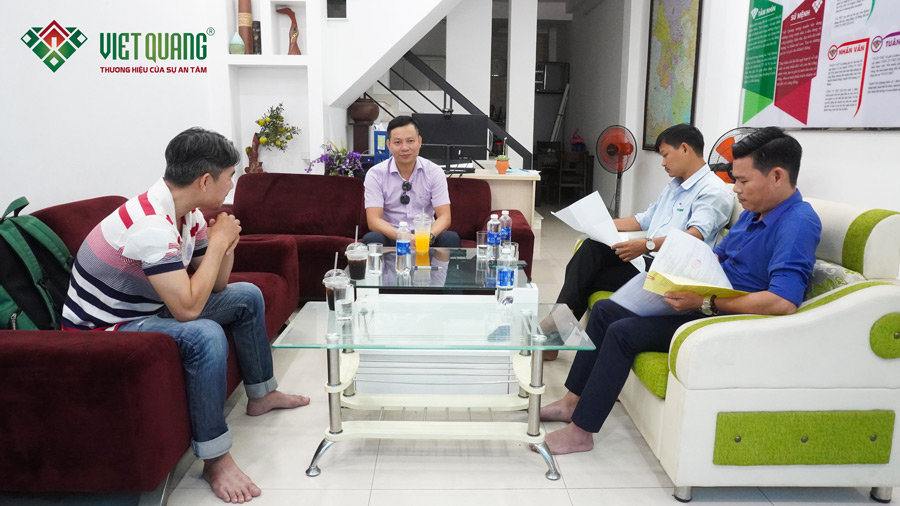 Ban lãnh đạo Công ty Việt Quang đón tiếp anh Cương tại văn phòng trụ sở chính tại Bình Thạnh