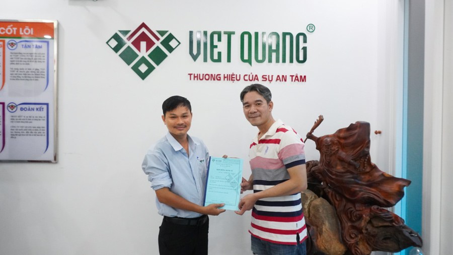 Giám đốc chi nhánh TP. Thủ Đức Ông Nguyễn Thanh Quang chụp hình kỉ niệm với Anh Cương trong buổi kí hợp đồng xây nhà.