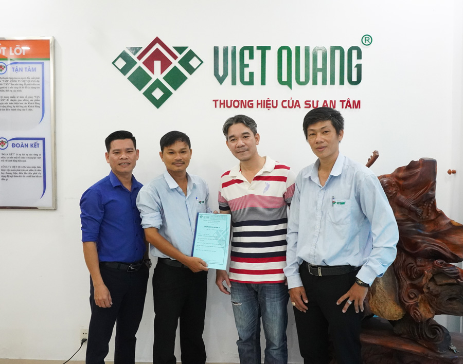 Đại diện ban lãnh đạo Công ty Việt Quang Group chụp hình kỉ niệm với anh Cương tại trụ sở chính trong buổi lễ kí hợp đồng xây dựng.