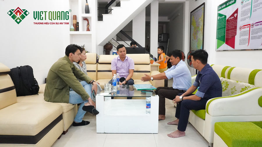 Ban lãnh đạo Công ty Việt Quang Group đang trao đổi với gia đình chị Hiền trước khi kí hợp đồng xây nhà.