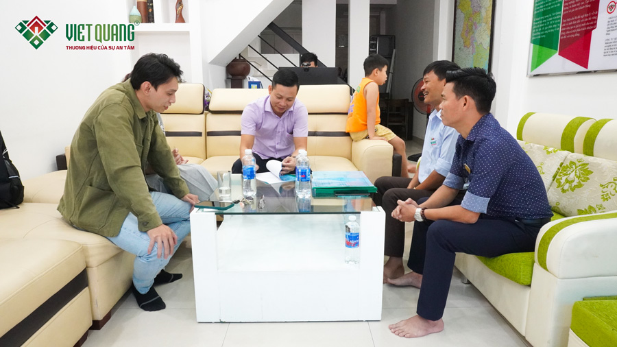 Tổng giám đốc Công ty Việt Quang đặt bút kí hợp đồng xây nhà trọn gói với chị Hiền.