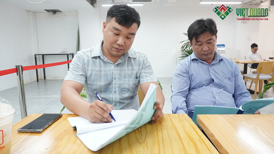 Nhân sự Giám Đốc Khối của Việt Quang Group kí hợp đồng xây nhà với anh Dũng.