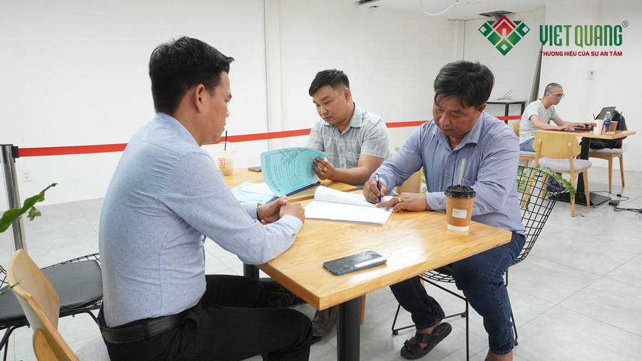 Anh Dũng kí hợp đồng xây nhà trọn gói với Việt Quang Group