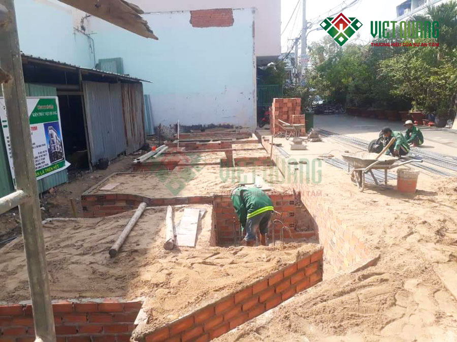 Công nhân Việt Quang Group đang thi công phần móng công trình xây nhà trọn gói 6 tầng 5x20m ở quận Bình Tân