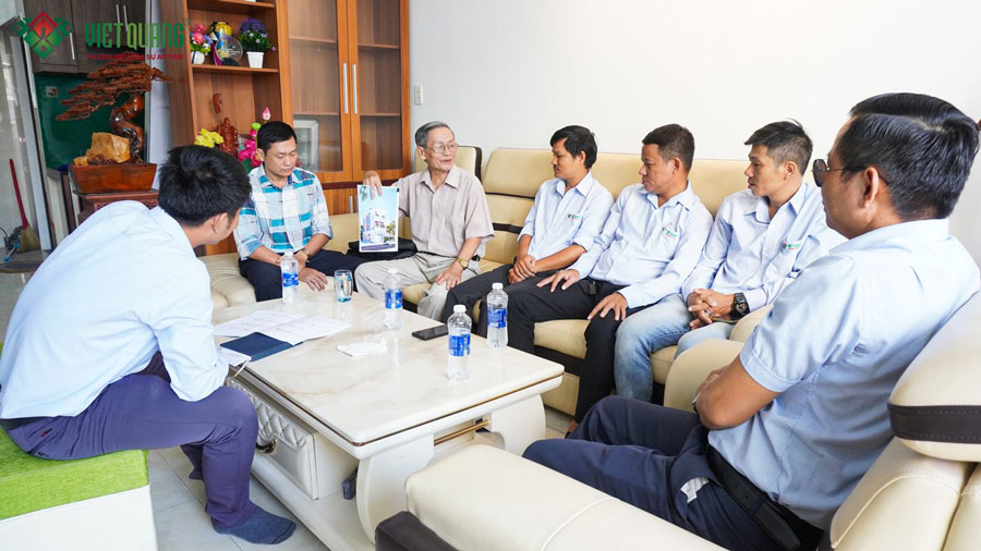 Chú Khoa đến trụ sở chính tại Quận Gò Vấp của Việt Quang Group ký hợp đồng xây dựng nhà mới