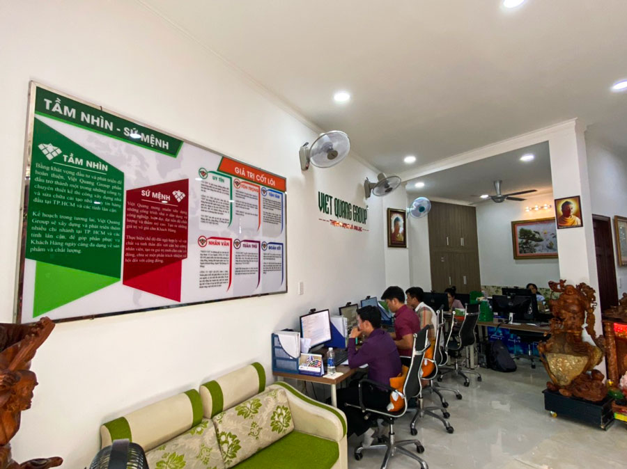 Logo Việt Quang và bảng tầm nhìn sứ mệnh, giá trị cốt lõi của công ty cổ phần Việt Quang Group tại văn phòng Gò Vấp
