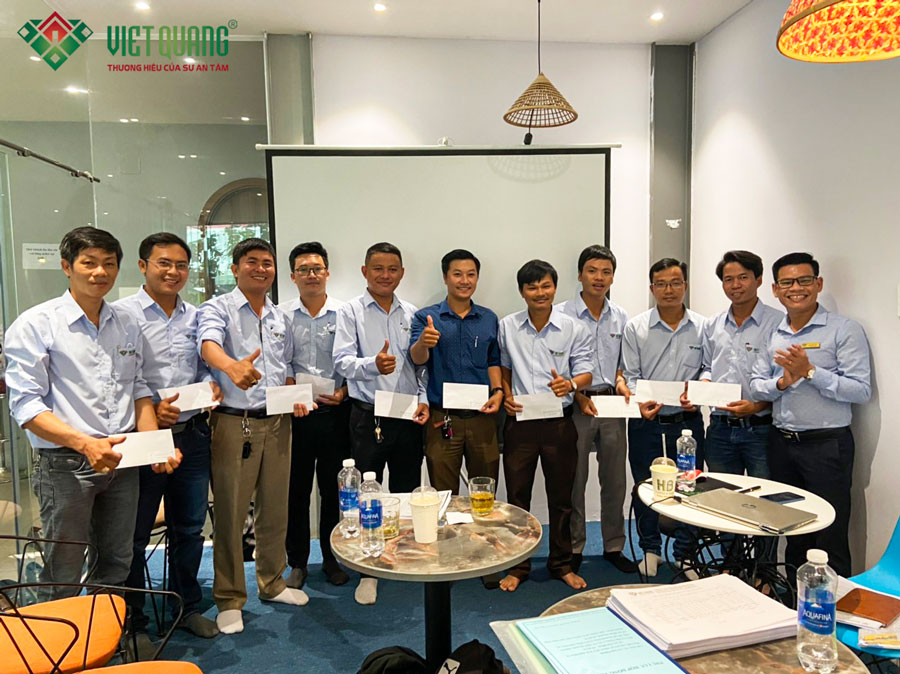 Những nhân sự xuất sắc trong trong tháng đạt doanh thu và được nhận phần thưởng từ công ty Việt Quang