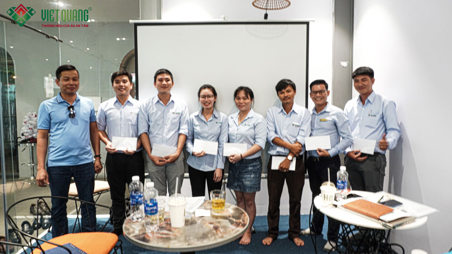 Công ty Việt Quang Group khen thưởng các cán bộ nhân viên có thành tích xuất sắc