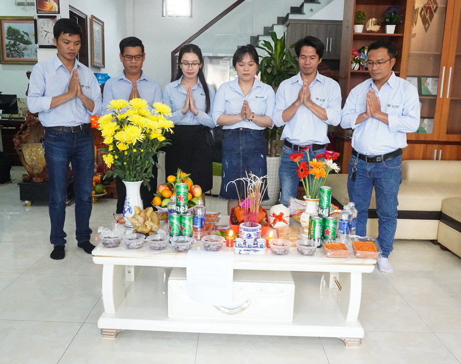 Đôi ngũ Việt Quang Group cúng khai trương đầu năm mới - Chúc quý khách hàng vạn sự như ý tài lộc thịnh vượng