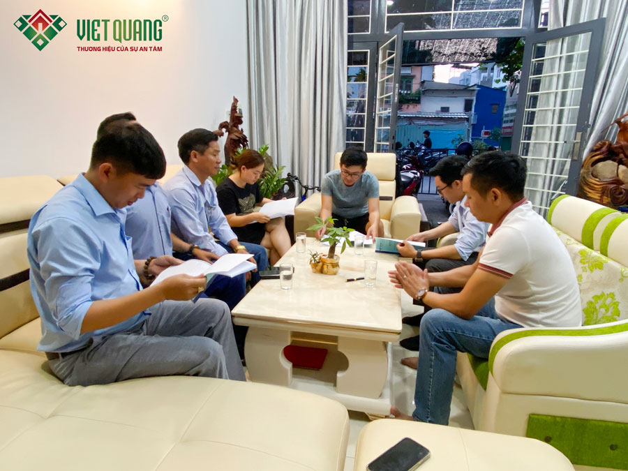 Đội ngũ Việt Quang Group cùng nhau thảo luận các vấn đề trong quá trình sửa chữa cải tạo nhà