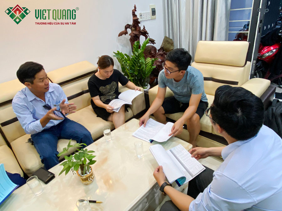 Đội ngũ Việt Quang Group giải đáp các thắc mắc của gia chủ