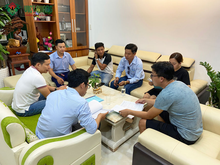 Đội ngũ Việt Quang Group giải đáp các thắc mắc của gia chủ