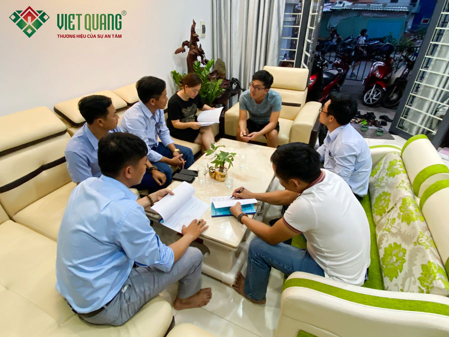 Vợ chồng anh Thạch ký hợp đồng sửa chữa nhà với công ty Việt Quang Group