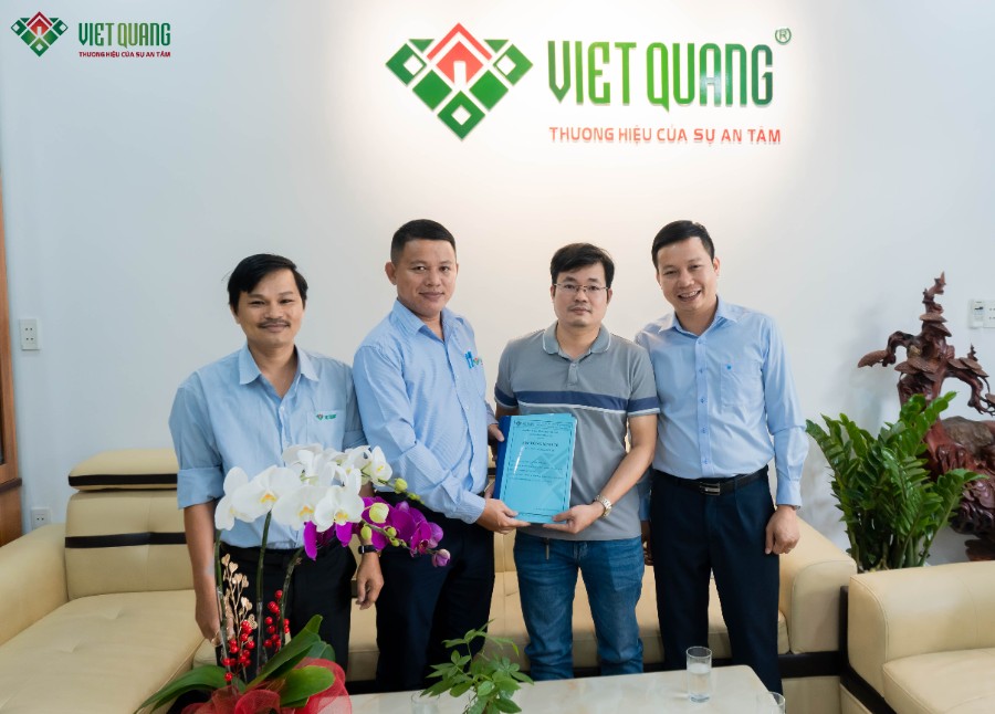 Đội ngũ Việt Quang Group chụp hình lưu niệm với anh Quang