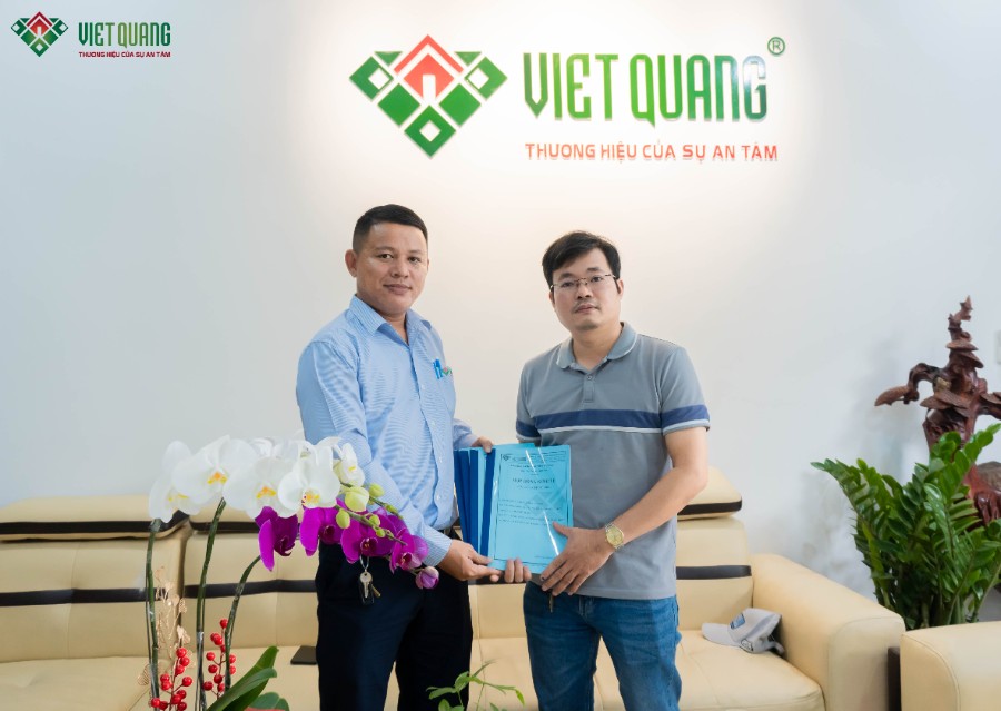 Anh Nguyễn Thanh Tuấn người chịu trách nhiệm chính cho công trình chụp ảnh lưu niệm cùng anh Quang