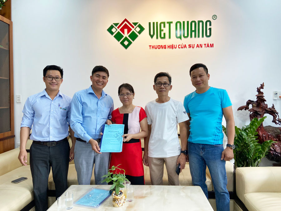 Đội ngũ Việt Quang Group chụp ảnh lưu niệm cùng vợ chồng anh Thạch