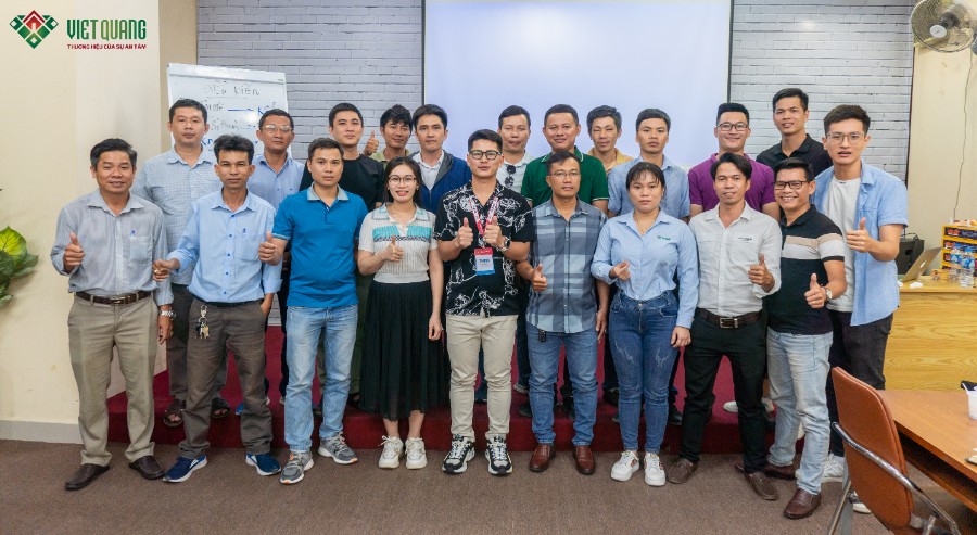 Nhân viên công ty Việt Quang tham gia huấn luyện nâng cao kỹ năng chăm sóc khách hàng tháng 2/2023. 
