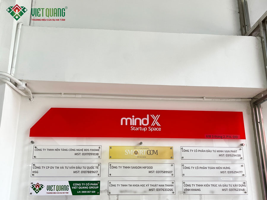 Bảng hiệu Việt Quang Group được đặt ở phía trong tòa nhà MindX