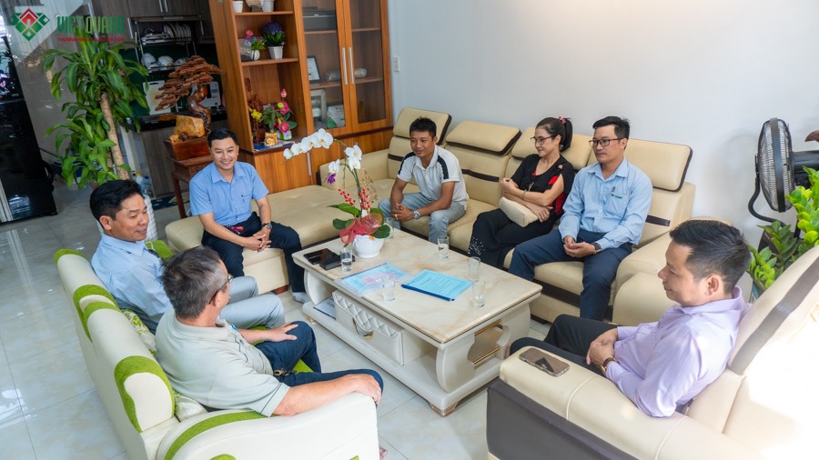 Đội ngũ Việt Quang lắng nghe chia sẻ về 2 công trình đã triển khai với gia đình chị Nguyên