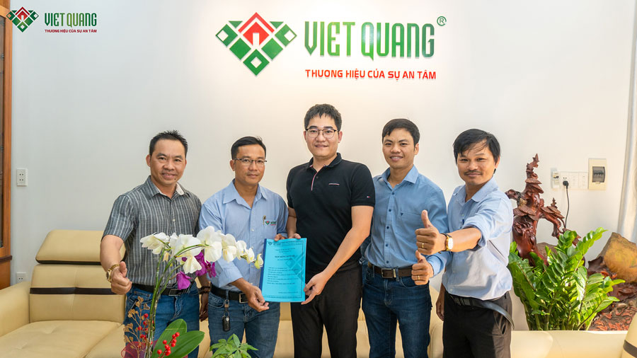 Đội ngũ Việt Quang Group chụp ảnh lưu niệm cùng gia chủ